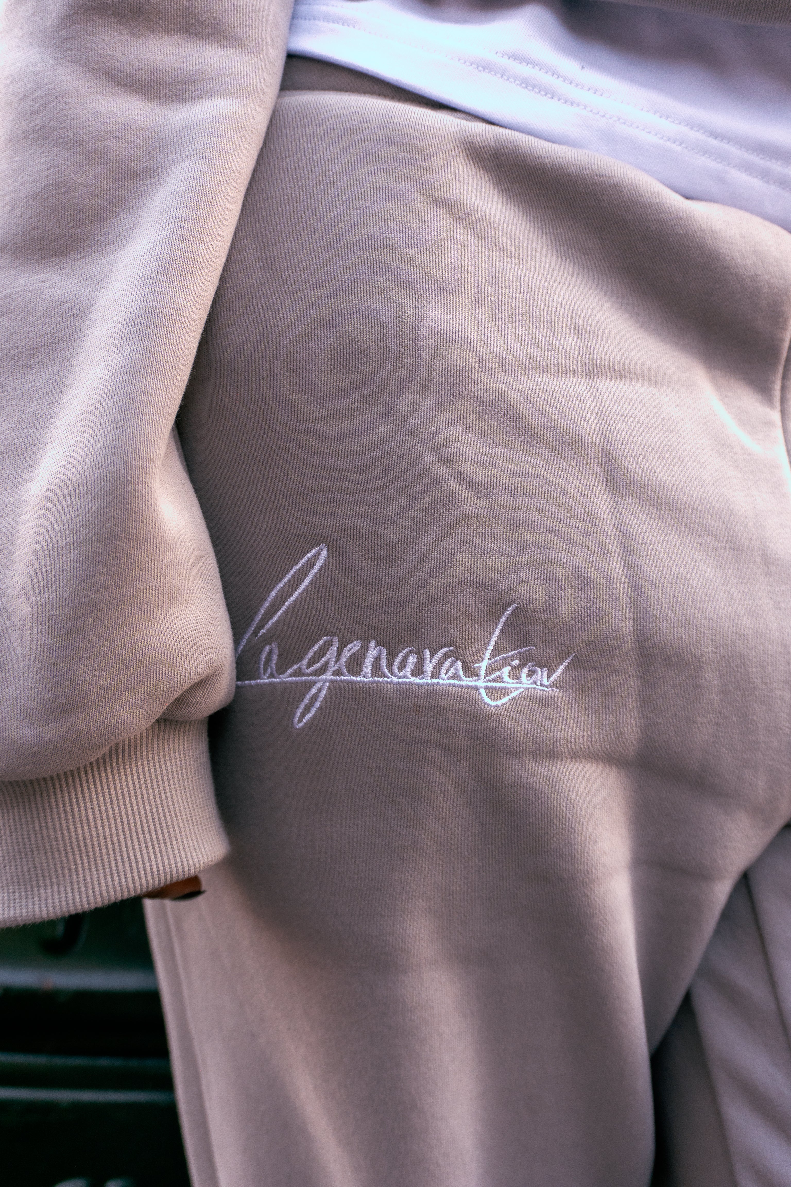 Pantalon de jogging à signatures brodées