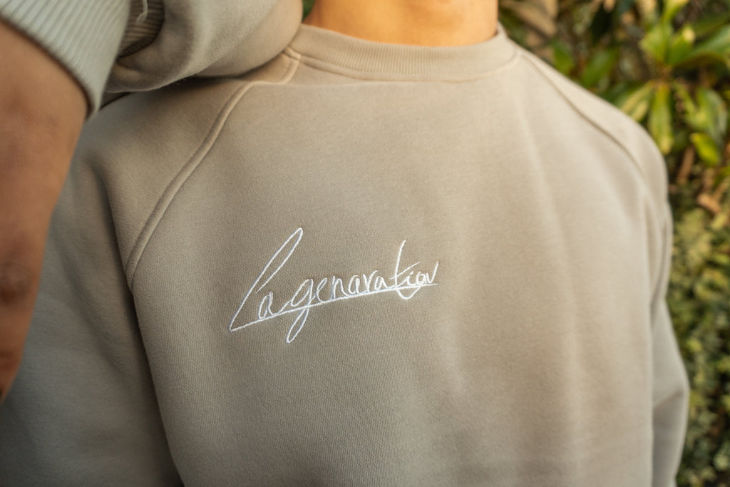 Pull à col rond à signatures brodées